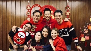 “火狐电竞官网”传49岁周星驰疑有脱发烦恼 出门必戴鸭舌帽(图)(图1) 火狐电竞