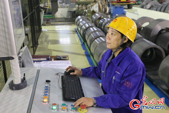 初学化妆如何画裸妆 菜鸟5步画出伪素颜美肌|火狐电竞(图2) 火狐电竞