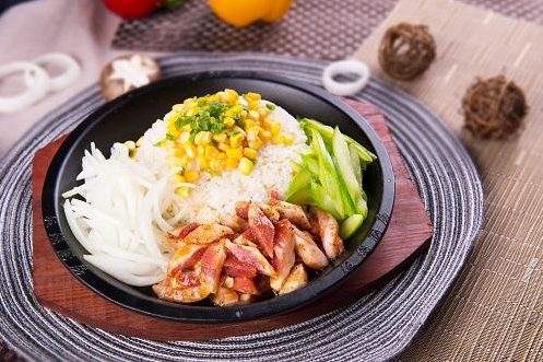 【火狐电竞】《七月半之恐怖宿舍》女一余心恬主演张艺谋《长城》(图1) 火狐电竞官网