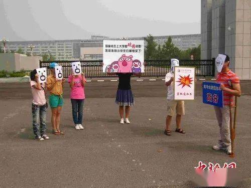 “火狐电竞”*
【我们发声 我们行动】残障考生破格录取上大学 市民行为艺术呼吁教育平等(图3)