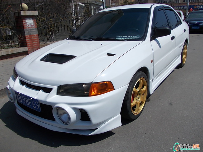 火狐电竞|姜文亮底牌了!《邪不压正》彭于晏大白天房顶裸奔(图1) 火狐电竞官网