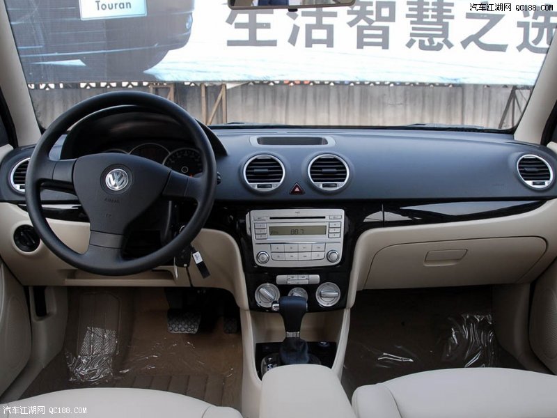 火狐电竞官网-牛仔背带裤怎么搭配才显时尚 教你简单塑造最IN造型(图2) 火狐电竞平台